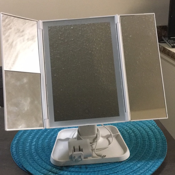 AirExpert trifold LED make up mirror - Picture 1 of 7
